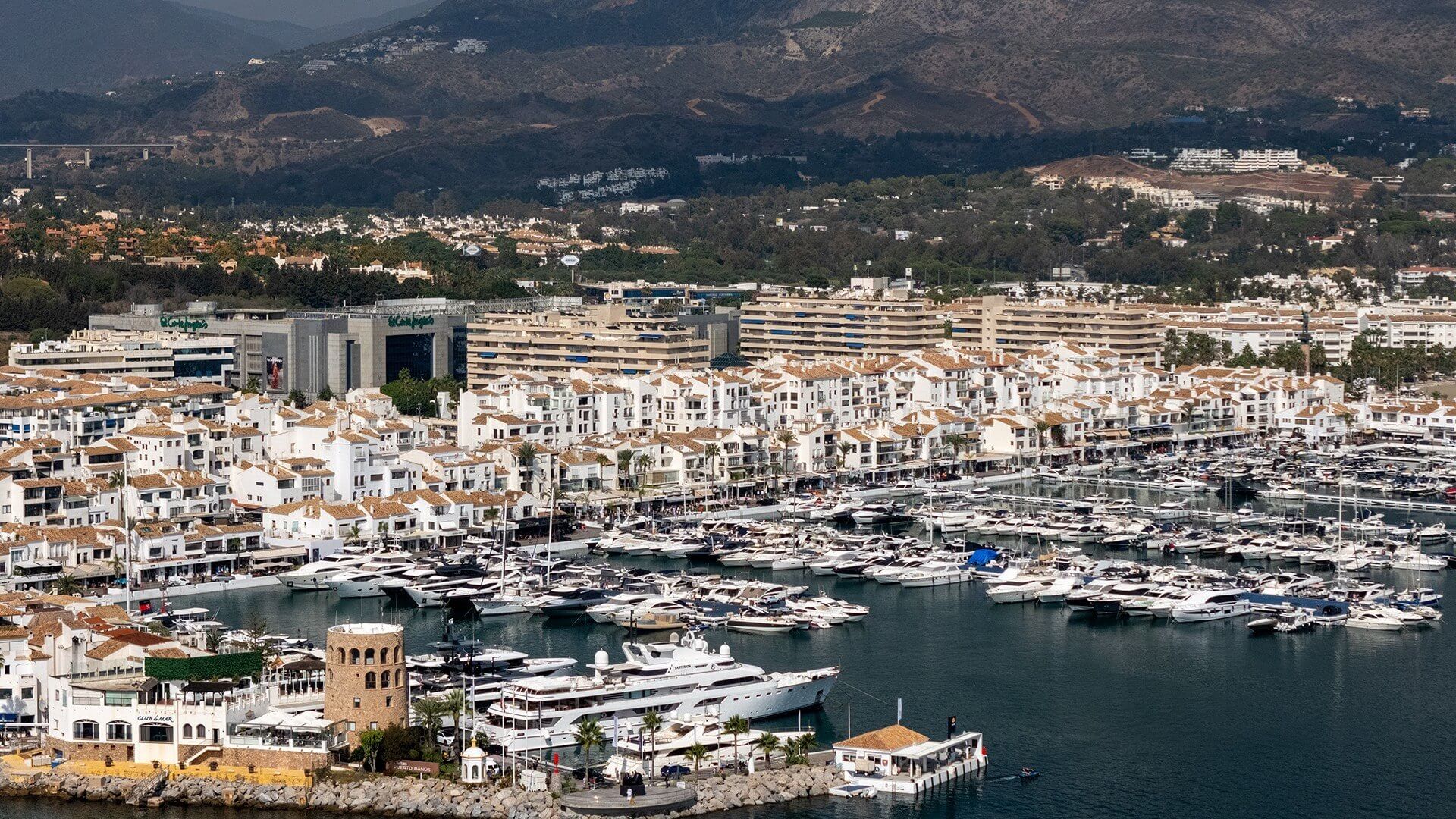 Odkryj urok Puerto Banús: luksusowy klejnot Marbelli