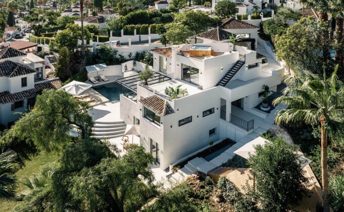 Villa in Nueva Andalucía: Modern Luxury at Villa Tira