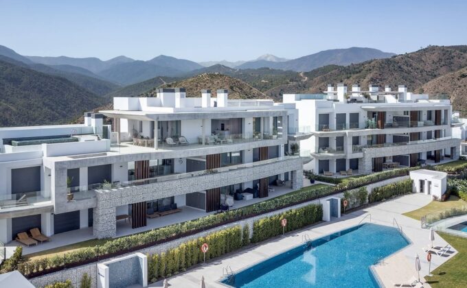 Penthouse Skyline: Stunning Views in Real de La Quinta, Benahavis
