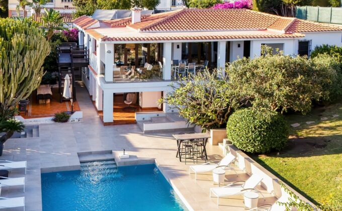 Villa Jasmine: A Luxury Residence in a Prestigious Neighborhood