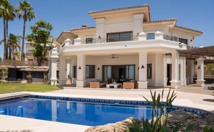 Exclusive Frontline Golf Villa in Los Arqueros, Benahavís