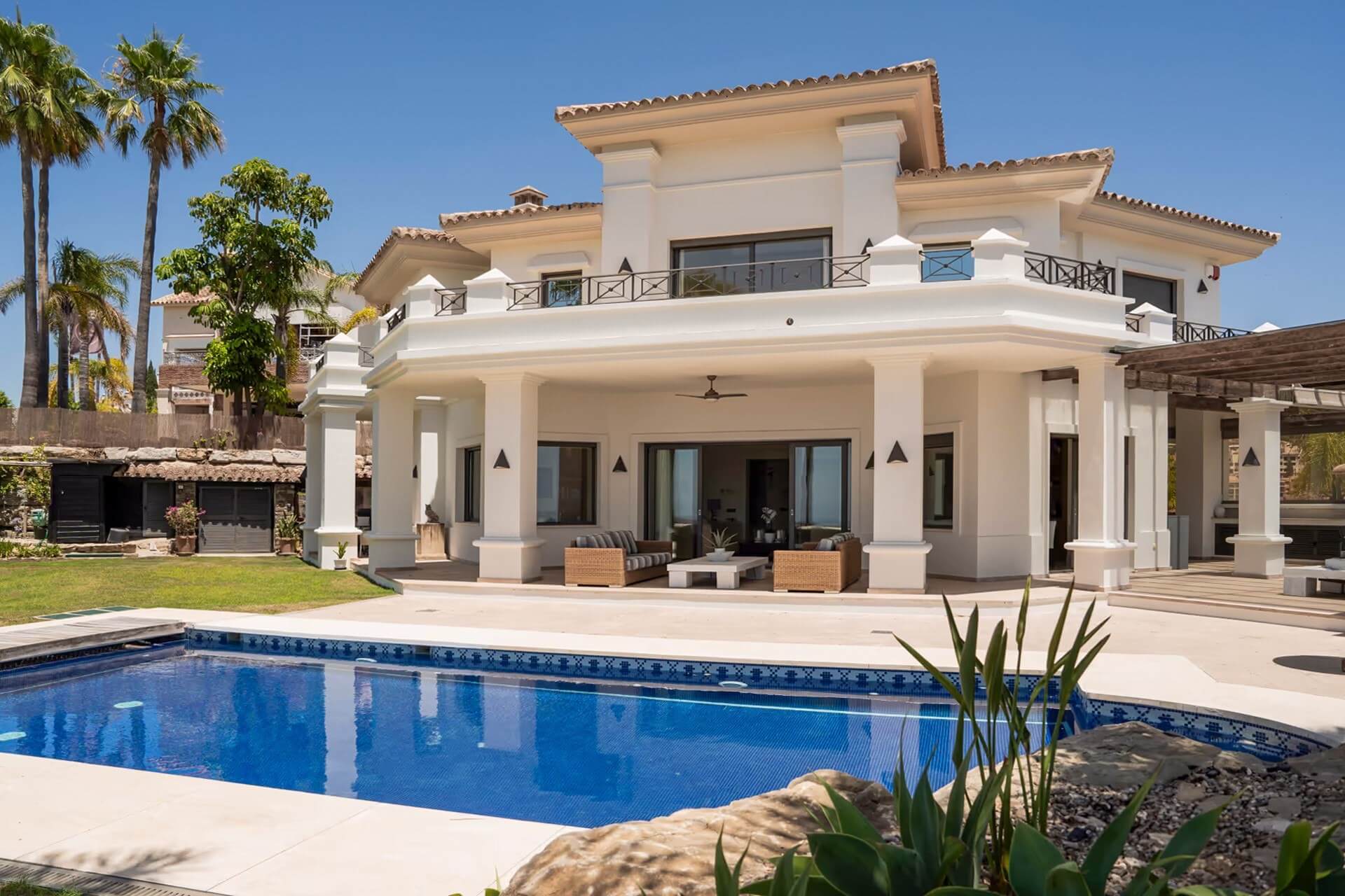 Exclusive Frontline Golf Villa in Los Arqueros, Benahavís