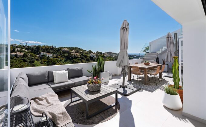 Nowoczesny penthouse w La Quinta z przestronnym salonem i wyjściem na taras.
