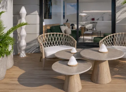 Apartamenty Portamare Estepona, elegancki taras z częścią wypoczynkową, stolikami i widokiem na nowoczesne wnętrze apartamentu