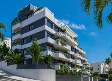 Apartamenty Portamare Estepona, nowoczesny budynek apartamentowy z dużymi tarasami i śródziemnomorską zielenią