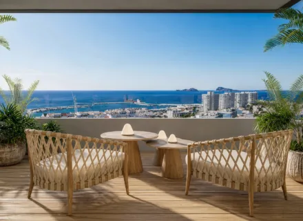 Apartamenty Portamare Estepona, przestronny taras z elegancką strefą wypoczynkową i panoramicznym widokiem na morze