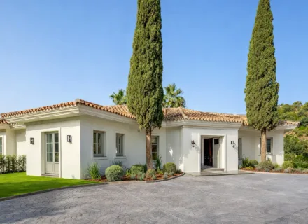 Entrance of Villa Liora, an elegant luxury villa in Marbella with Mediterranean architecture, landscaped garden and driveway