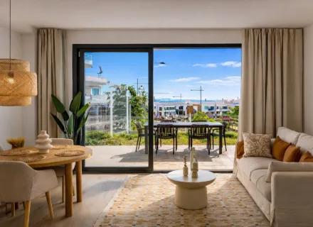 Panoramiczny taras o powierzchni 52 m2 – luksusowy apartament z widokiem na morze Estepona w One 80 Suites.