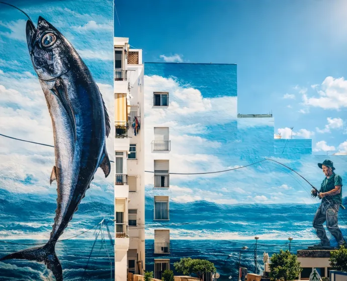 Gigantyczny mural Día de Pesca w Esteponie przedstawiający rybaka na elewacjach bloków