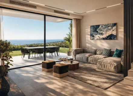 Apartamenty Marbella East – luksusowe wnętrze salonu z widokiem na morze i tarasem