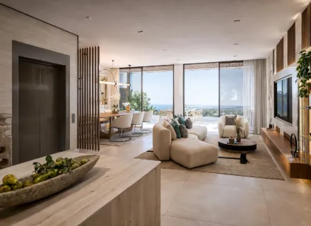 Nowoczesne apartamenty w Esteponie na sprzedaż – przestronny salon z widokiem na morze i dużymi oknami