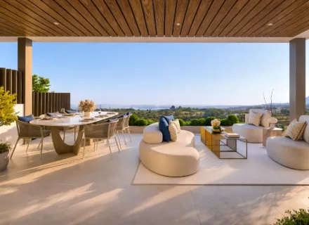 Nowoczesne apartamenty w Esteponie na sprzedaż – przestronny taras z widokiem na morze i strefą wypoczynkową