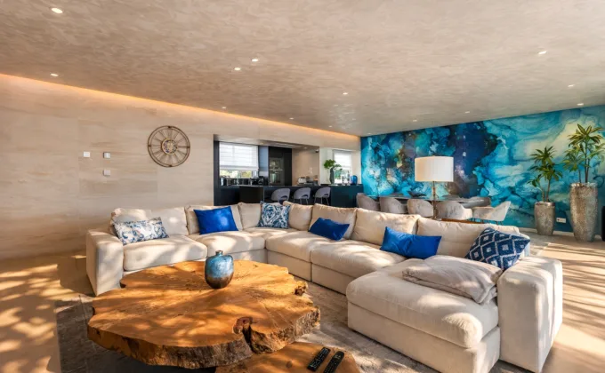 Modern living room with open kitchen and dining area in Palo Alto Marbella