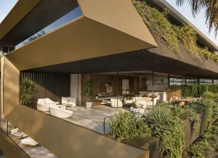 taras apartamentu The Privilege Estepona z zielenią i salonem