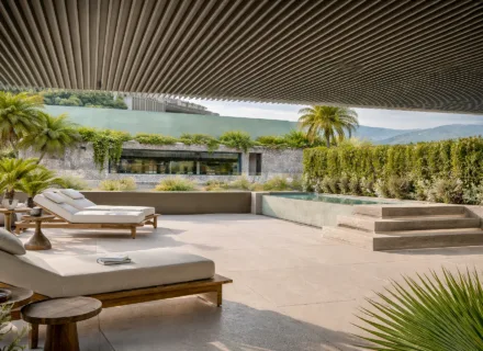 prywatny taras The Privilege Estepona z basenem i leżakami