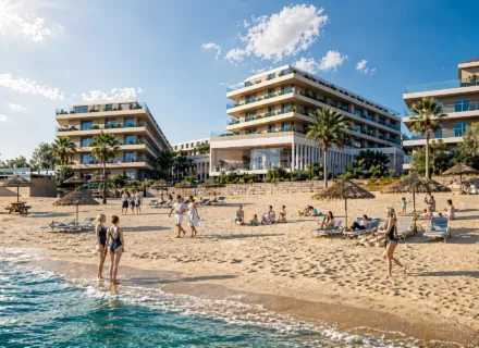 Vesta Mare Manilva – nowoczesne apartamenty przy plaży z basenem i palmami w słoneczny dzień