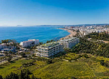 NACARE Luxury Estepona widok z lotu ptaka na apartamenty przy plaży i wybrzeże