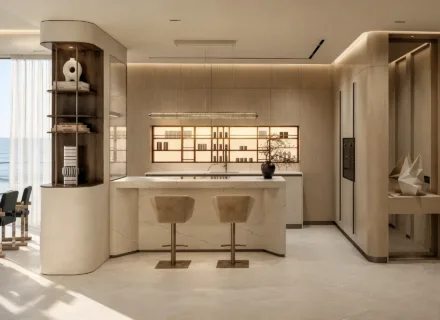 NACARE Luxury Estepona elegancka kuchnia z wyspą, hokerami i panoramicznym widokiem