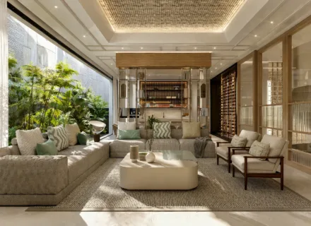 NACARE Luxury Estepona elegancki salon z dużymi sofami, drewnianymi detalami i roślinami przy przeszklonej ścianie