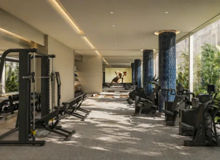 NACARE Luxury Estepona przestronna siłownia z profesjonalnym sprzętem treningowym i dużymi oknami na ogród