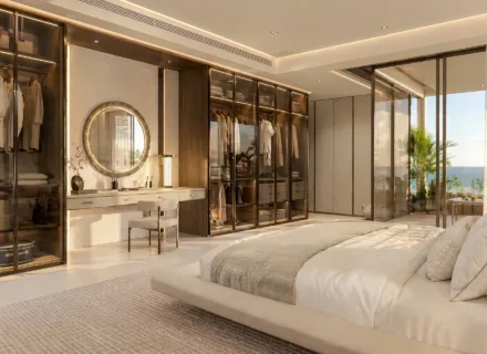 NACARE Luxury Estepona elegancka sypialnia z garderobą, dużym łóżkiem i widokiem na morze