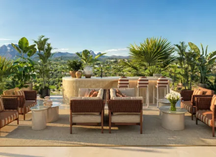 NACARE Luxury Estepona taras z barem, fotelami i panoramicznym widokiem na góry i zieleń