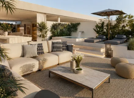 NACARE Luxury Estepona taras z sofą, jacuzzi, leżakami i roślinnością w eleganckim stylu