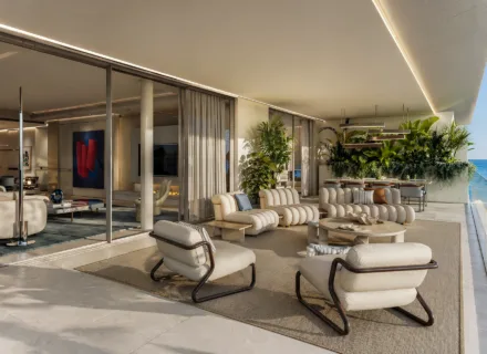 NACARE Luxury Estepona przestronny taras z eleganckimi meblami wypoczynkowymi i widokiem na morze
