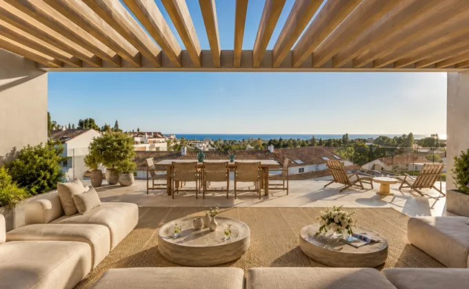 Apartamenty Nueva Andalucia Marbella z przestronnym tarasem, strefą lounge, jadalnią na świeżym powietrzu i panoramicznym widokiem na Morze Śródziemne