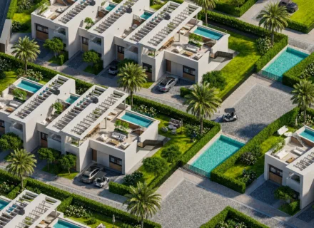 Luksusowe domy Mijas Costa z lotu ptaka, z nowoczesną białą architekturą, prywatnymi basenami, tarasami, ogrodami i palmami