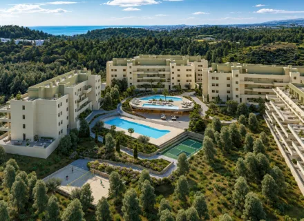 Nowe apartamenty Greenity Mijas – kompleks apartamentów z basenami, kortem, ogrodami i widokiem na morze